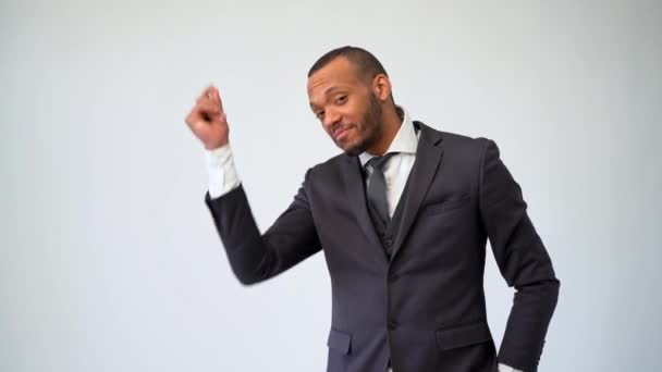 Hombre de negocios afroamericano profesional - señala con el dedo al espectador — Vídeo de stock