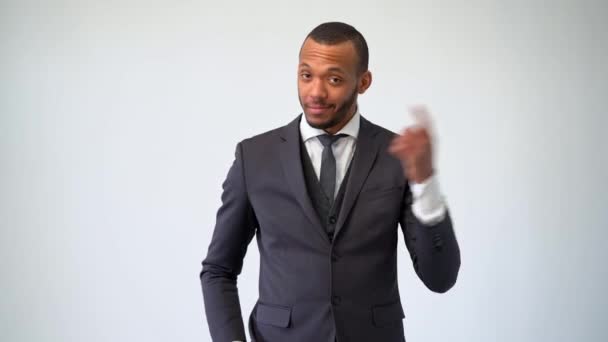 Hombre de negocios afroamericano profesional - presentando puntos en el espacio de copia — Vídeo de stock