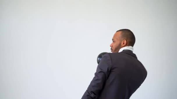 Hombre de negocios afroamericano profesional - usando guantes de caja y boxeo — Vídeo de stock