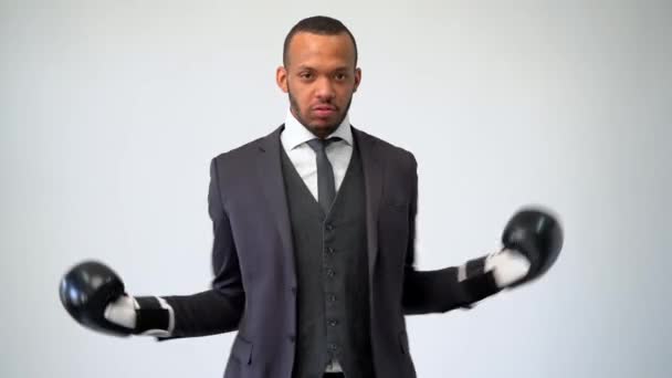 Homem de negócios afro-americano profissional - vestindo luvas de caixa e boxe — Vídeo de Stock