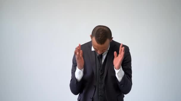 African-american business man holds his fingers crossed and eyes closed, wishful thinking — Stock Video