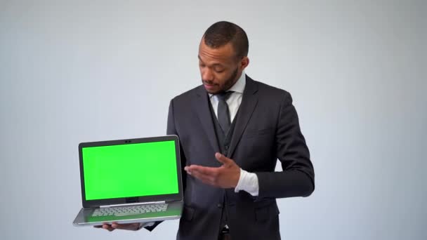 Hombre de negocios afroamericano profesional sosteniendo computadora portátil — Vídeos de Stock
