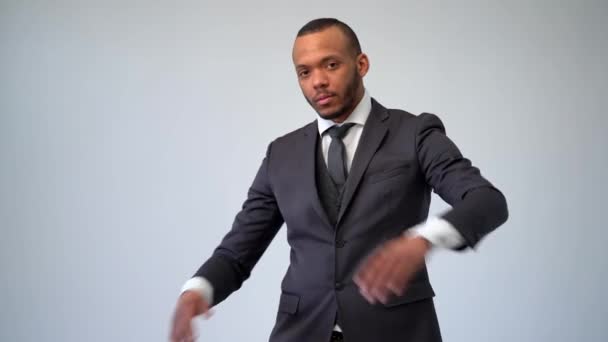 Homme d'affaires afro-américain professionnel montrant stop time out signe — Video