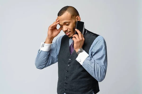 Afrikaans-Amerikaanse zakenman aan het praten op mobiele telefoon - stress en negativiteit — Stockfoto
