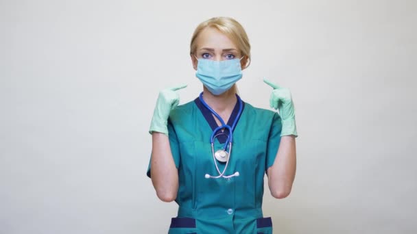 Açık gri arka planda steteskoplu, koruyucu maske takan tıp doktoru hemşire kadın. — Stok video