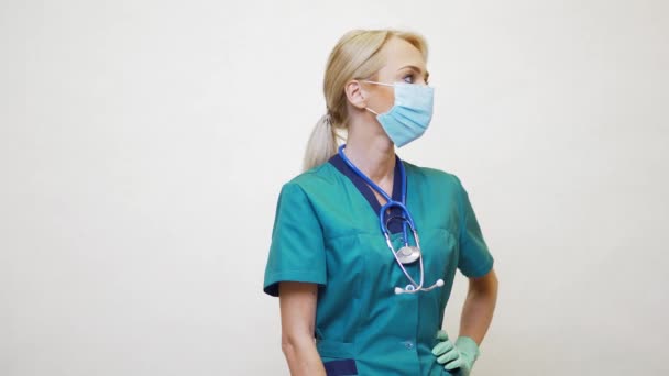 Steteskop takan, koruyucu maske takan, kauçuk ya da lateks eldiven takan tıp doktoru hemşire kadın. — Stok video