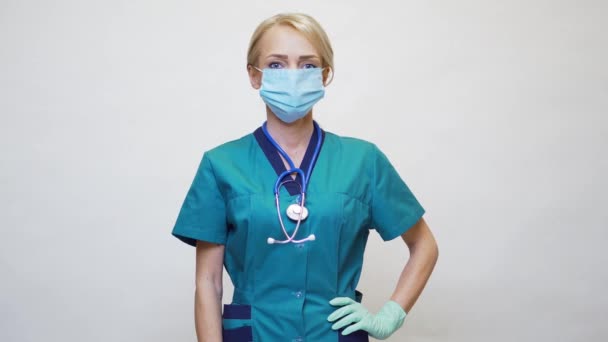 Médecin infirmière femme portant un masque de protection et des gants en latex - montrant grand pouce vers le haut — Video