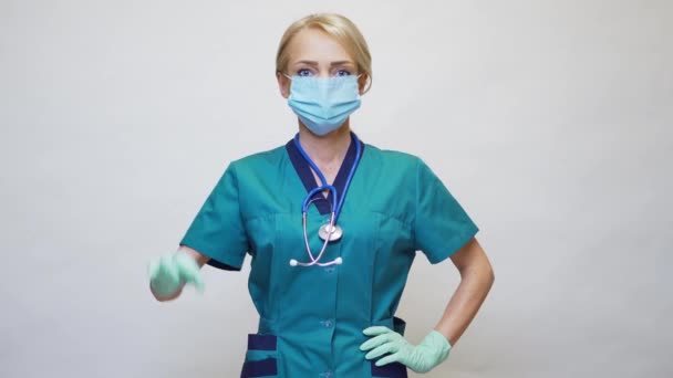 Médecin infirmière femme portant un masque de protection et des gants en latex - montrant OK signe — Video