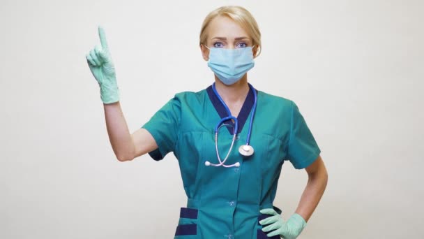 Verpleegkundige verpleegkundige vrouw met beschermend masker en latex handschoenen - tellen van een tot vijf — Stockvideo