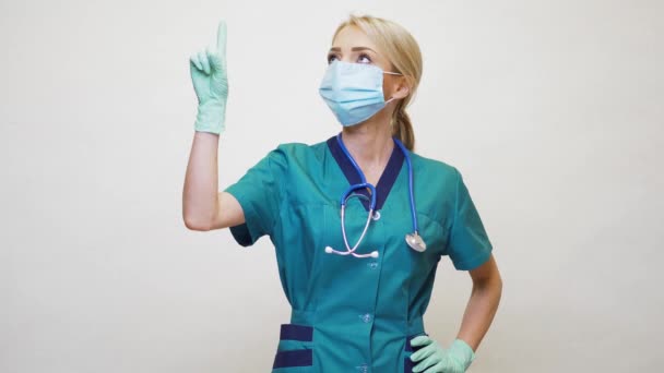 Врач медсестра женщина в защитной маске и латексных перчатках - укажите пальцем — стоковое видео