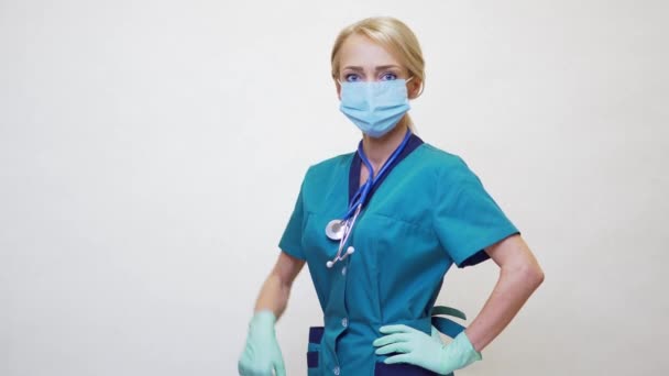 医療看護師の女性は保護マスクやゴムやラテックス手袋を身に着けている-はいウィンジェスチャー — ストック動画