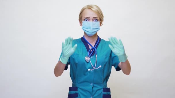 Lekarz pielęgniarka kobieta w masce ochronnej i gumowe lub lateksowe rękawiczki - przestraszony i zestresowany — Wideo stockowe