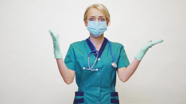 Médico enfermera mujer con máscara protectora y guantes de látex - falta de gesto de la mente — Vídeo de stock