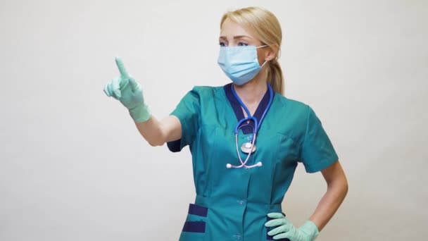 Medico infermiera donna indossando maschera protettiva e guanti in lattice - lavorando con schermo virtuale — Video Stock