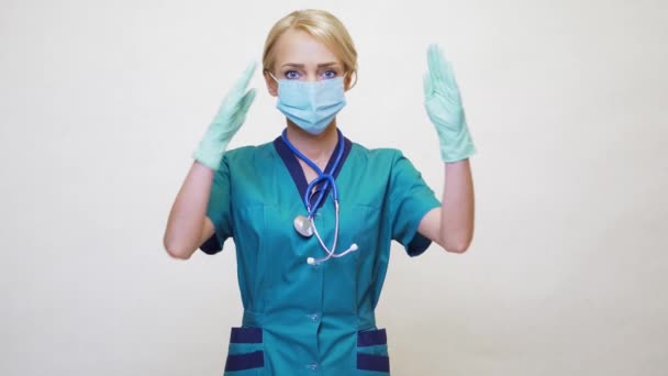 Medico infermiere donna con maschera protettiva e guanti di gomma o lattice - segno di stop gesto — Video Stock