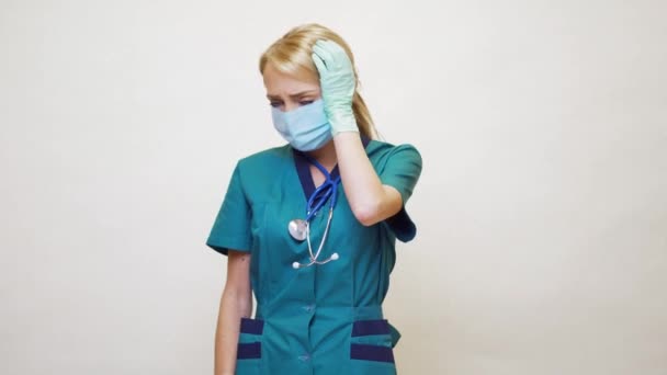 Verpleegkundige vrouw met beschermend masker en rubber of latex handschoenen - hoofdpijn en stress — Stockvideo