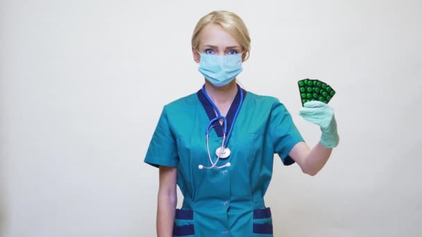 보호 마스크와 고무나 라텍스 장갑을 착용하고 있는 의사 간호사 - 약을 들고 있는 모습 — 비디오