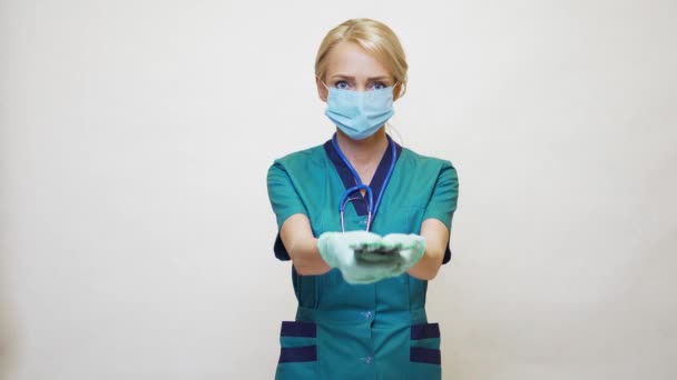 Medical doctor nurse woman wearing protective mask and rubber or latex gloves - holding pills — Stock Video