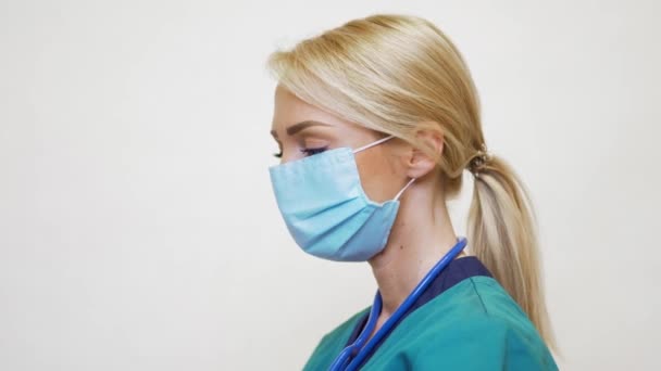 Lékař zdravotní sestra žena se stetoskopem na sobě ochranné masky a gumové nebo latexové rukavice — Stock video