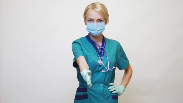 Arts verpleegkundige vrouw met beschermend masker en latex handschoenen - klaar voor handdruk gebaar — Stockvideo