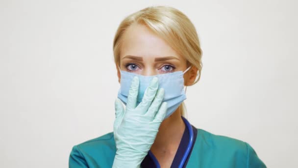 Läkare sjuksköterska kvinna med stetoskop bär skyddsmask och gummi eller latexhandskar — Stockvideo