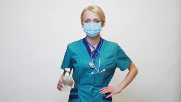Orvos nővér visel védő maszk - gazdaság fertőtlenítő spray vagy gél vagy folyékony szappan — Stock videók