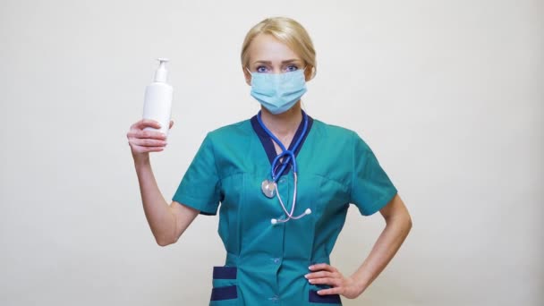 Medicinsk doktor sjuksköterska bär skyddande mask - innehav av rengöringsspray eller gel eller flytande tvål — Stockvideo