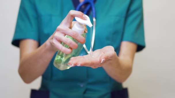 Medische arts verpleegkundige dragen beschermende masker - Holding Sanitizing Spray of gel of vloeibare zeep — Stockvideo