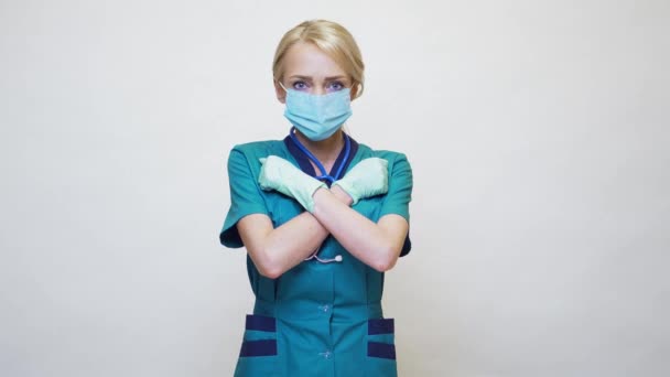Perawat medis wanita perawat mengenakan topeng pelindung dan karet atau sarung tangan lateks tanda berhenti isyarat — Stok Video