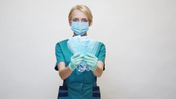Médico enfermera mujer con estetoscopio sobre fondo gris claro - mostrando máscara protectora — Vídeo de stock