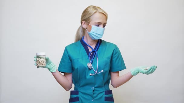 Lékařský lékař zdravotní sestra žena nosí ochrannou masku a gumu nebo latexové rukavice - držení pilulky — Stock video