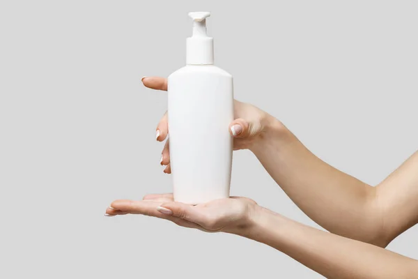 Ženské ruce pomocí gel na dezinfekci rukou nebo dávkovač tekutého mýdla na světle šedém pozadí — Stock fotografie
