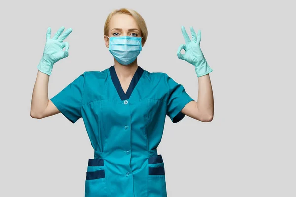 보호용 마스크와 라텍스 장갑을 끼고 있는 의사 간호사 - 오케이 사인을 보여 주고 있다 — 스톡 사진