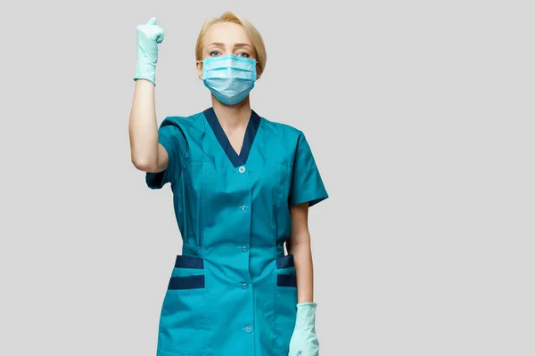 医療看護師の女性は保護マスクやゴムやラテックス手袋を身に着けている-はいウィンジェスチャー — ストック写真