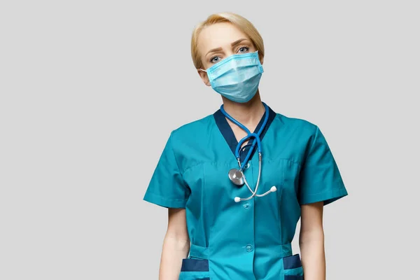 보호용 마스크와 고무나 라텍스 장갑을 착용 한 청진기를 가진 의사 간호사 — 스톡 사진
