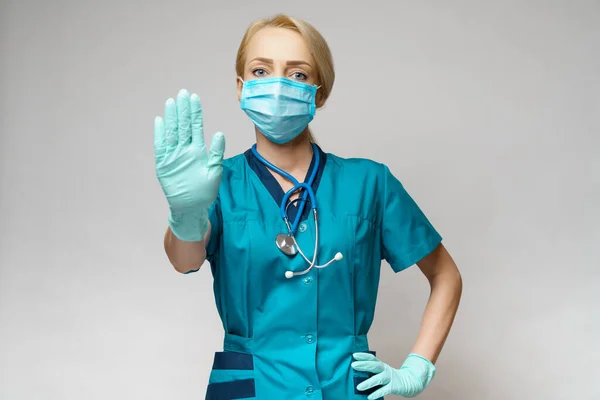 Врач медсестра женщина в защитной маске и резиновых или латексных перчатках - стоп знак жеста — стоковое фото