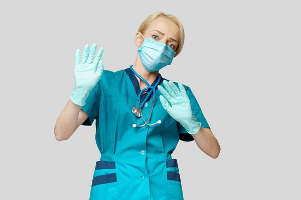 보호 마스크를 쓰고 고무나 라텍스 장갑을 끼고 있는 의사 간호사 - 두려움 과 스트레스를 받고 있다 — 스톡 사진