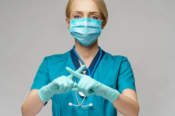 Médico enfermera mujer con máscara protectora y guantes de goma o látex - señal de stop gesto —  Fotos de Stock