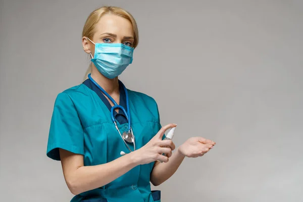 医生护士戴防护面罩-卫生喷剂或凝胶瓶 — 图库照片