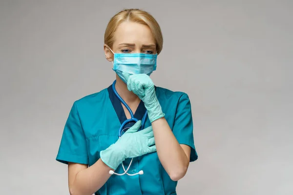 Verpleegkundige vrouw met beschermend masker en rubber of latex handschoenen - hoesten — Stockfoto