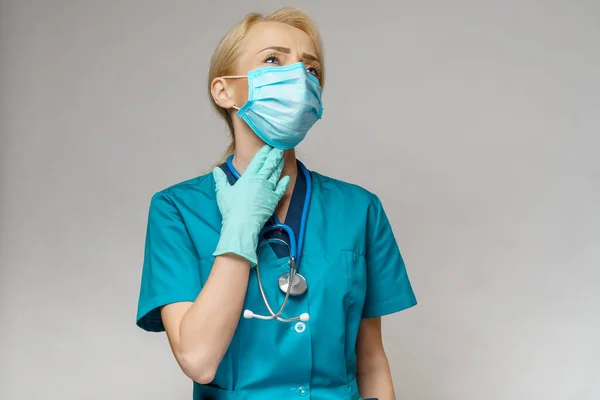 Médico enfermera mujer con máscara protectora y guantes de goma o látex - enfermedad del cuello — Foto de Stock