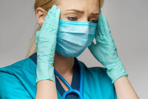 Médico enfermera mujer con máscara protectora y guantes de goma o látex - dolor de cabeza y estrés —  Fotos de Stock
