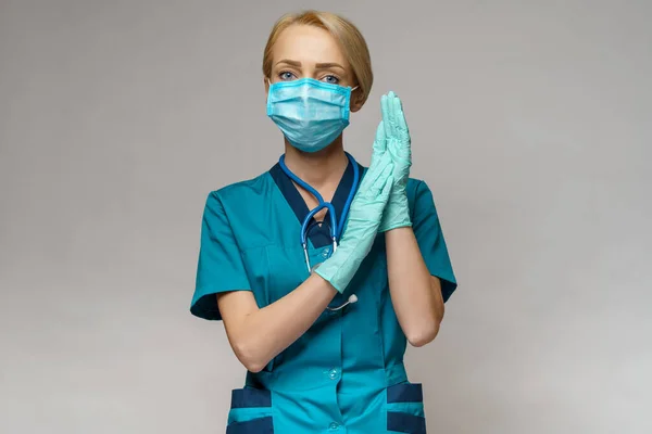 Médico enfermera mujer con estetoscopio con máscara protectora y guantes de goma o látex —  Fotos de Stock