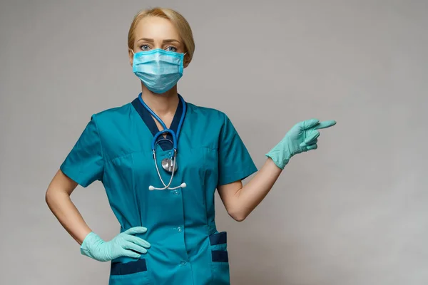 Arts verpleegkundige vrouw met beschermend masker en latex handschoenen - te zien op lege kopieerruimte — Stockfoto