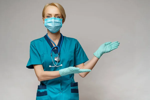 Arts verpleegkundige vrouw met beschermend masker en latex handschoenen - te zien op lege kopieerruimte — Stockfoto