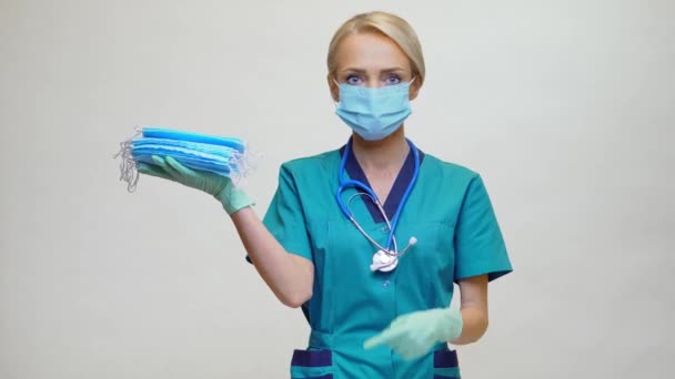 Médecin infirmière femme avec stéthoscope sur fond gris clair - masque protecteur — Video