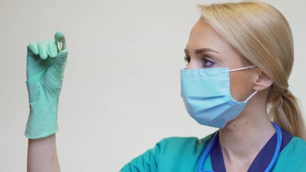 Lékařský lékař zdravotní sestra žena nosí ochrannou masku a gumu nebo latexové rukavice - držení pilulky — Stock video