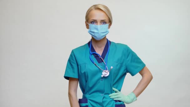 Medical doctor nurse woman wearing protective mask and rubber or latex gloves - holding pills — Stock Video