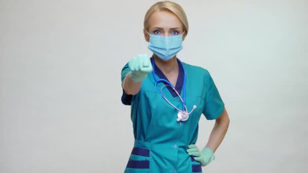Lekarz pielęgniarka kobieta z stetoskopem i maską ochronną - pokaz walki o zwycięstwo gest — Wideo stockowe