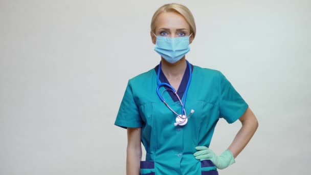 Médico enfermera mujer con estetoscopio y máscara protectora - saludando al gesto de la cámara — Vídeos de Stock